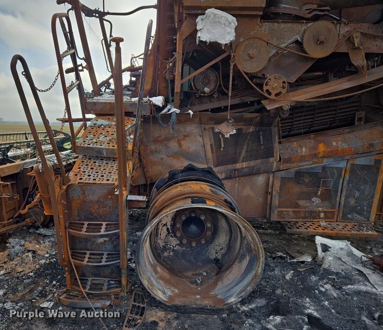 image for item ET5372 2014 John Deere S670 STS combine