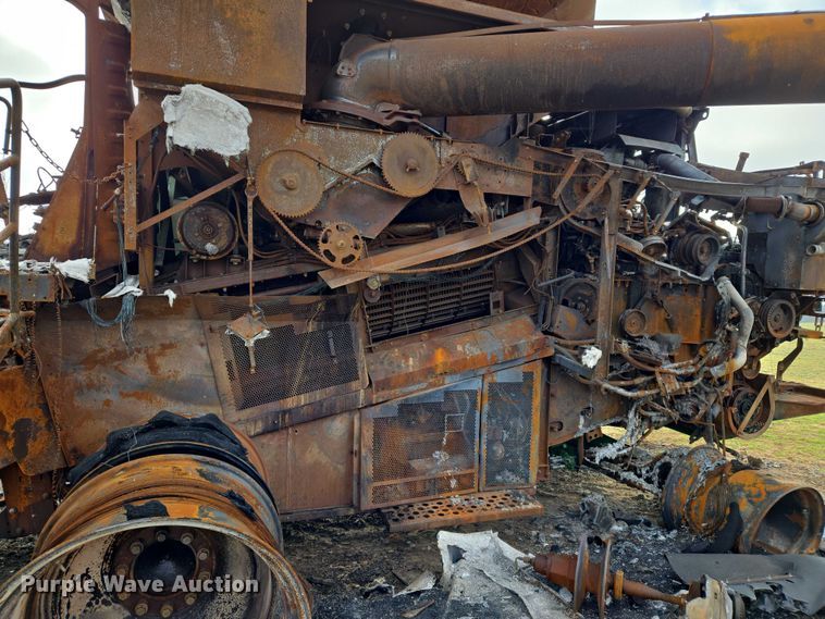 image for item ET5372 2014 John Deere S670 STS combine