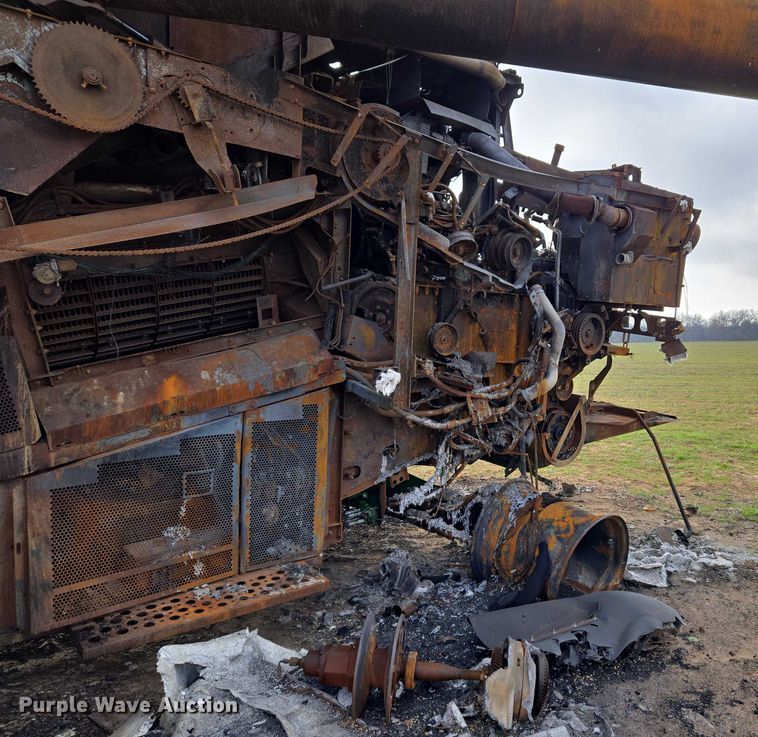 image for item ET5372 2014 John Deere S670 STS combine