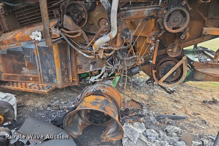 image for item ET5372 2014 John Deere S670 STS combine