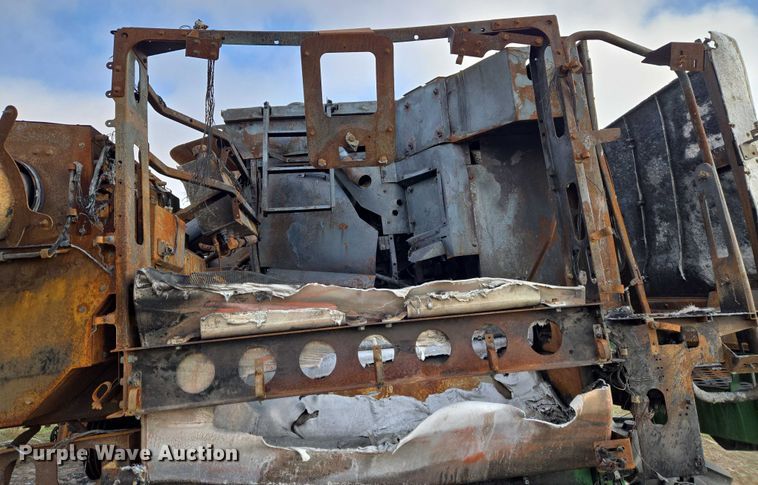 image for item ET5372 2014 John Deere S670 STS combine