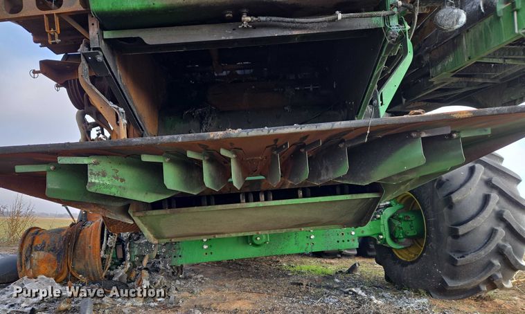 image for item ET5372 2014 John Deere S670 STS combine