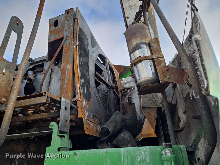 image for item ET5372 2014 John Deere S670 STS combine