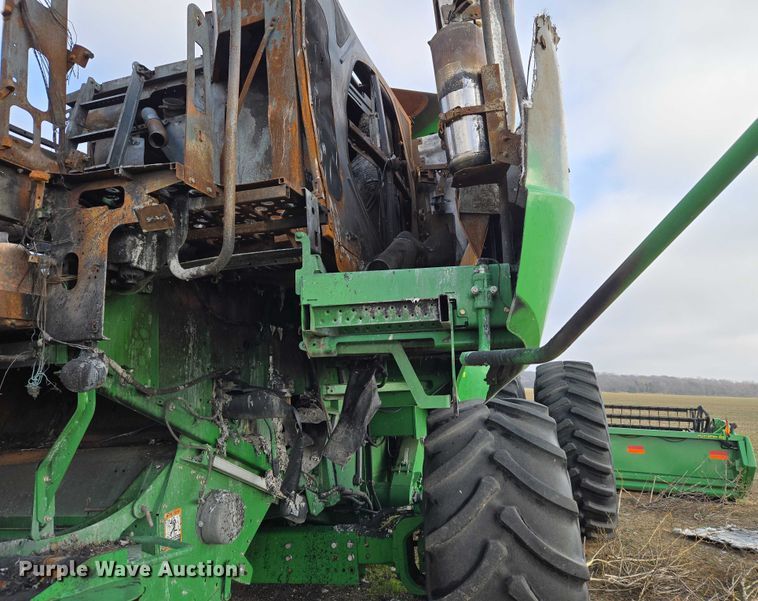 image for item ET5372 2014 John Deere S670 STS combine