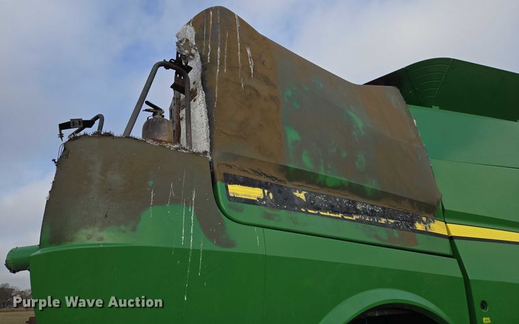 image for item ET5372 2014 John Deere S670 STS combine