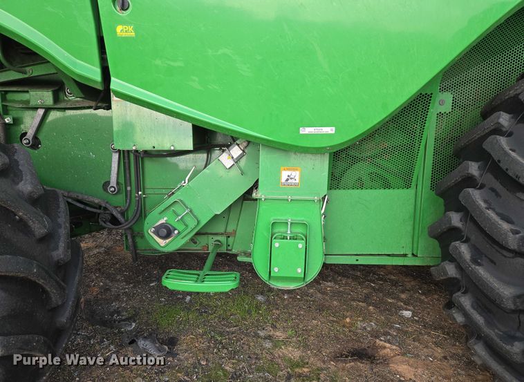 image for item ET5372 2014 John Deere S670 STS combine