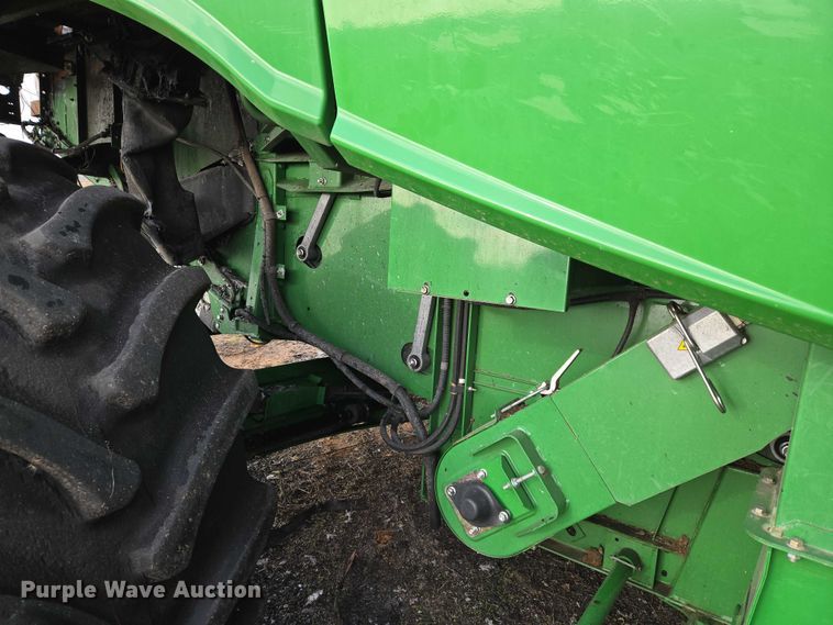 image for item ET5372 2014 John Deere S670 STS combine