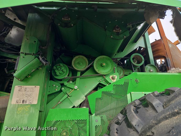 image for item ET5372 2014 John Deere S670 STS combine