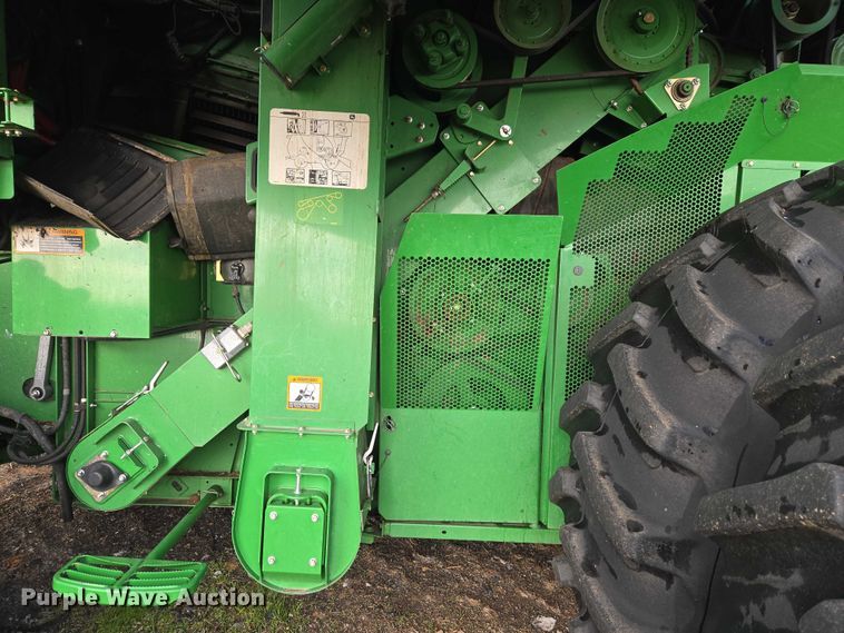 image for item ET5372 2014 John Deere S670 STS combine