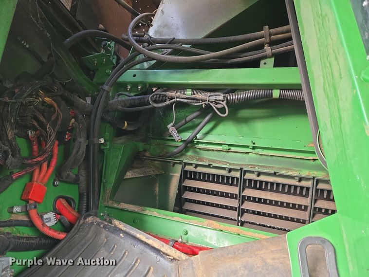 image for item ET5372 2014 John Deere S670 STS combine