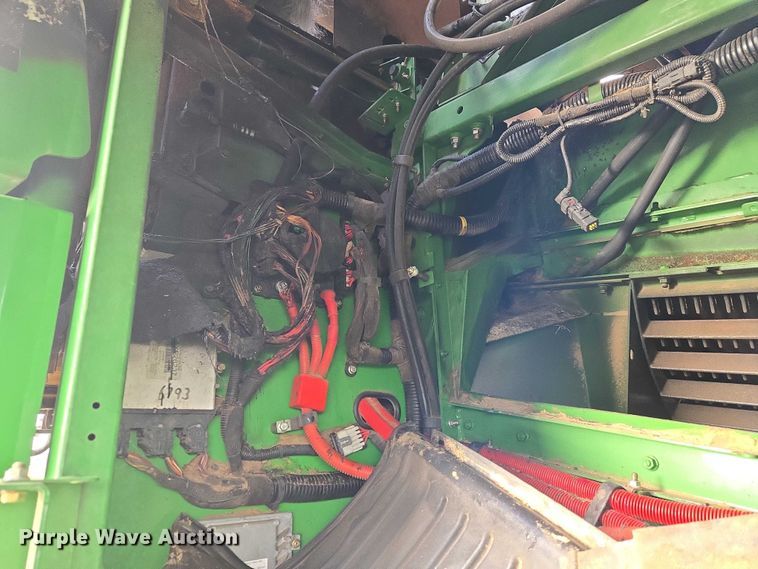 image for item ET5372 2014 John Deere S670 STS combine