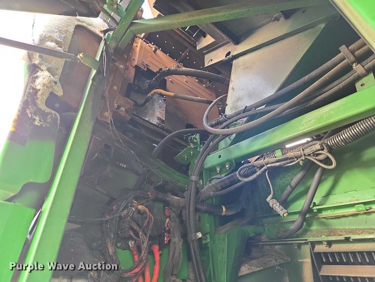 image for item ET5372 2014 John Deere S670 STS combine