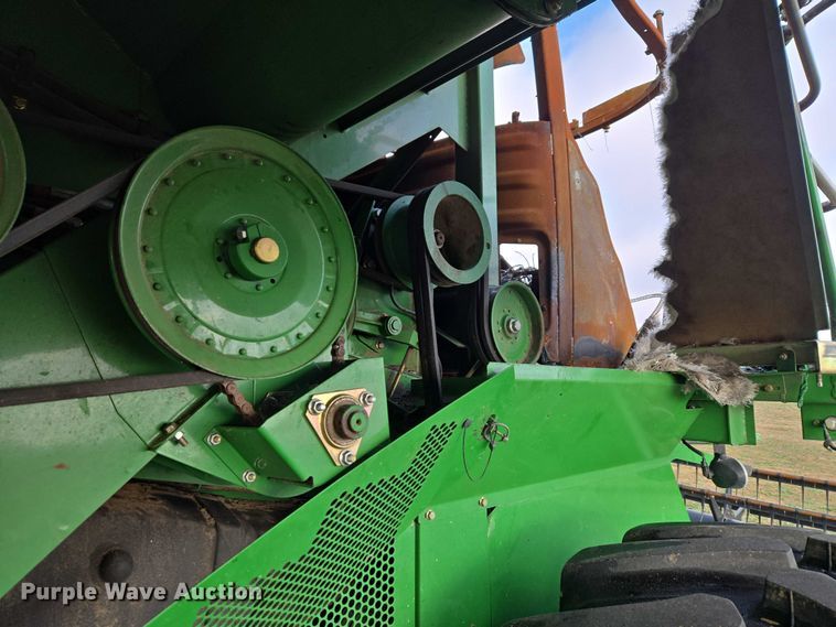 image for item ET5372 2014 John Deere S670 STS combine