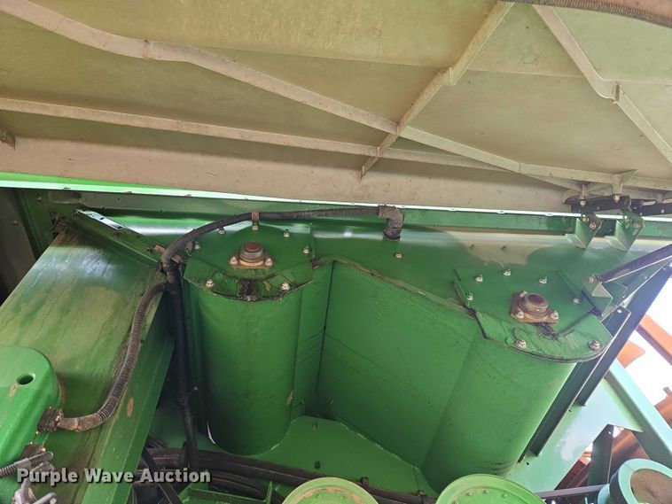 image for item ET5372 2014 John Deere S670 STS combine