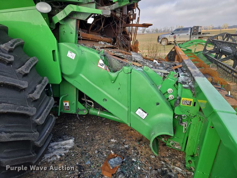 image for item ET5372 2014 John Deere S670 STS combine