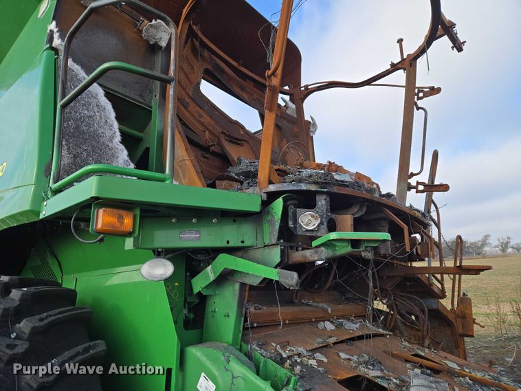 image for item ET5372 2014 John Deere S670 STS combine