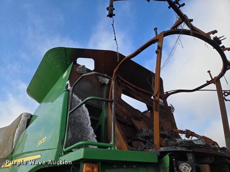 image for item ET5372 2014 John Deere S670 STS combine
