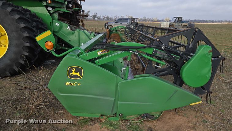 image for item ET5372 2014 John Deere S670 STS combine