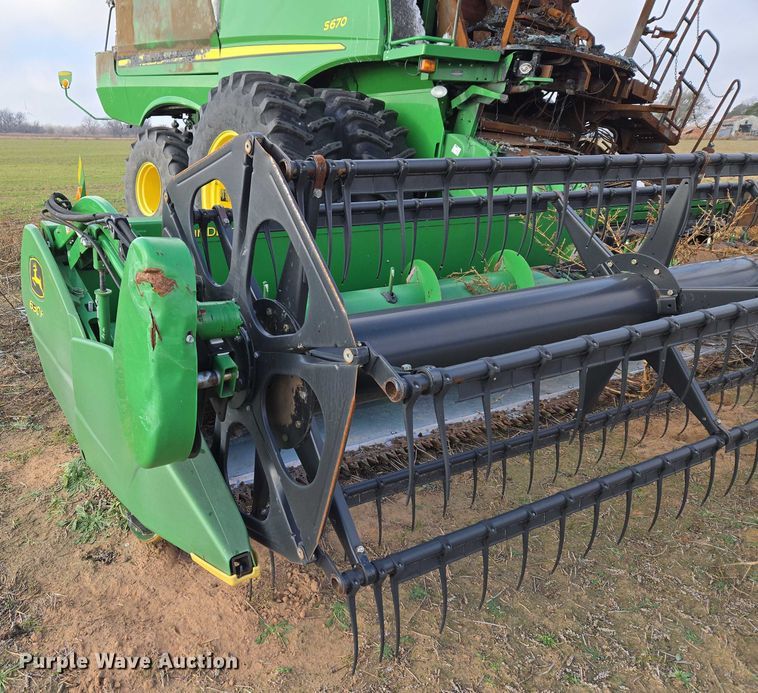 image for item ET5372 2014 John Deere S670 STS combine