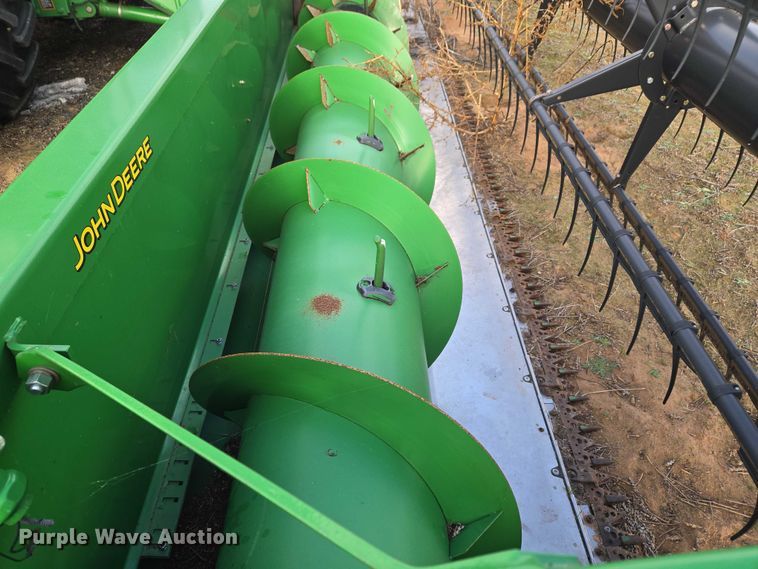 image for item ET5372 2014 John Deere S670 STS combine