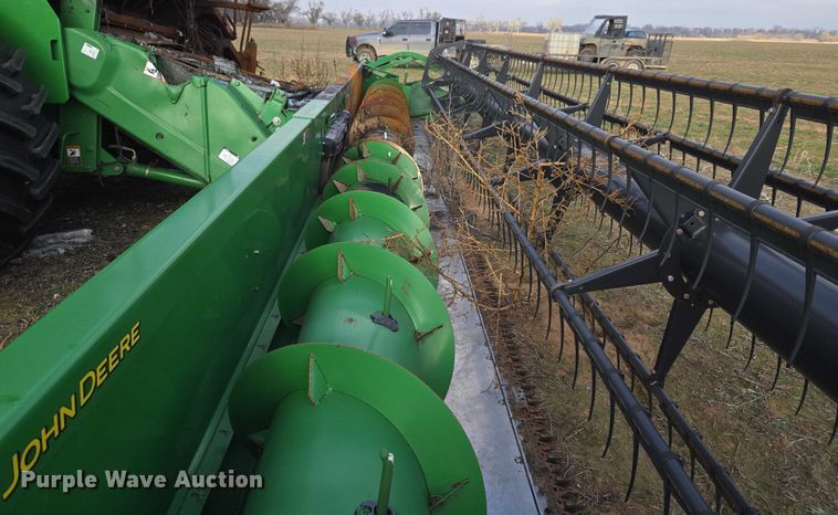 image for item ET5372 2014 John Deere S670 STS combine