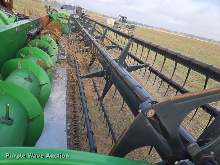 image for item ET5372 2014 John Deere S670 STS combine