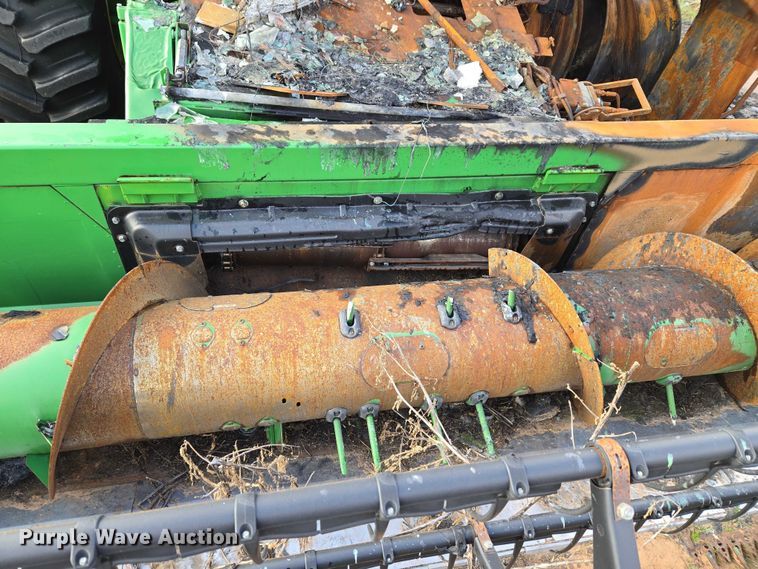 image for item ET5372 2014 John Deere S670 STS combine