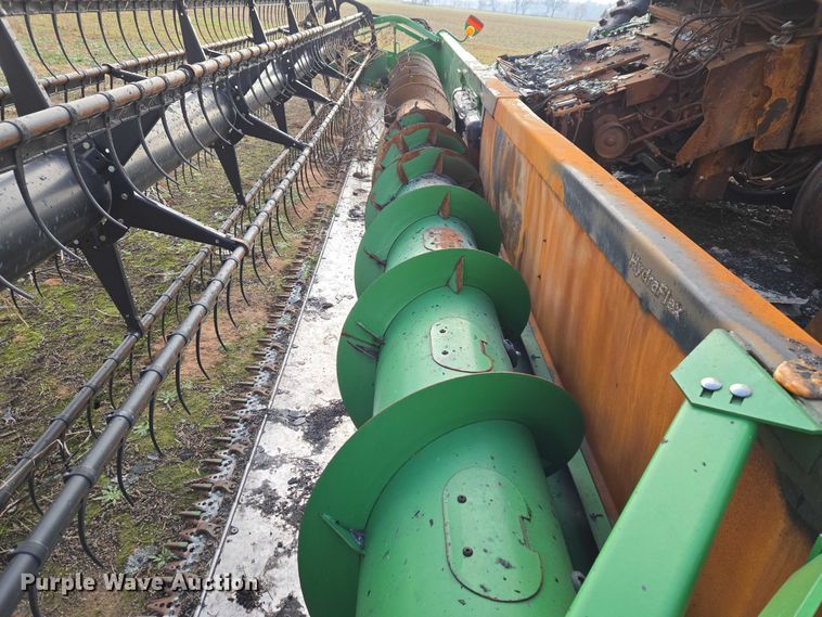 image for item ET5372 2014 John Deere S670 STS combine