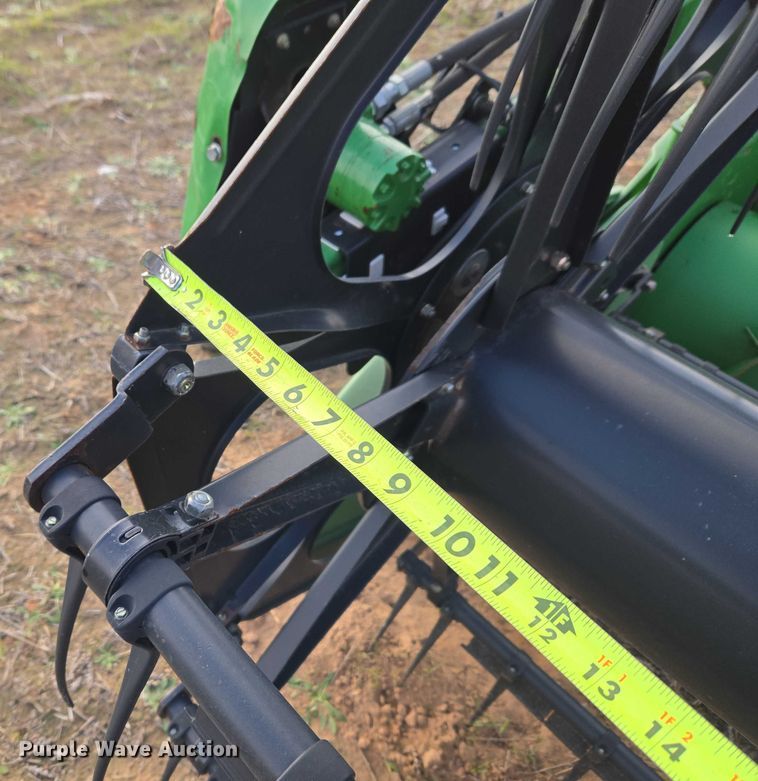 image for item ET5372 2014 John Deere S670 STS combine