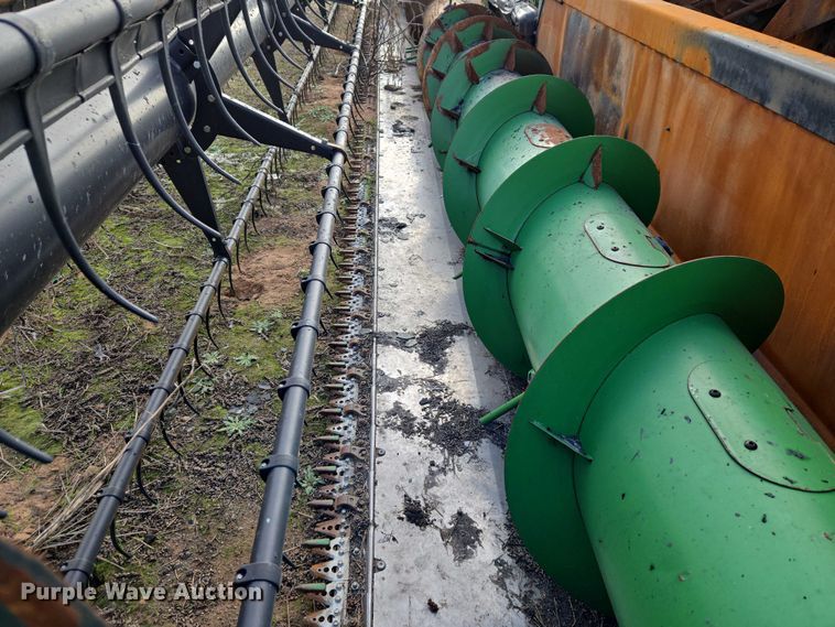 image for item ET5372 2014 John Deere S670 STS combine