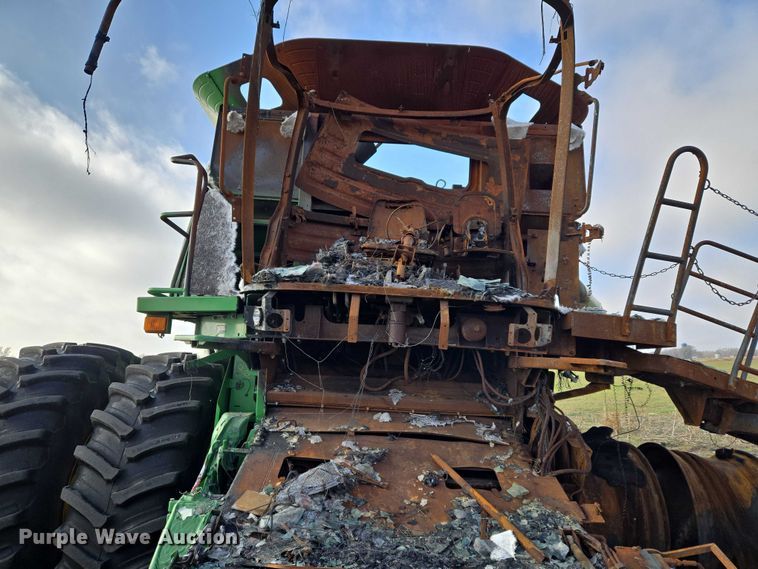 image for item ET5372 2014 John Deere S670 STS combine