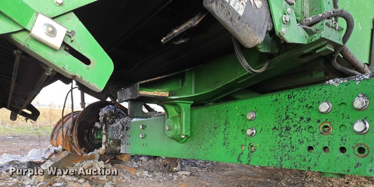 image for item ET5372 2014 John Deere S670 STS combine