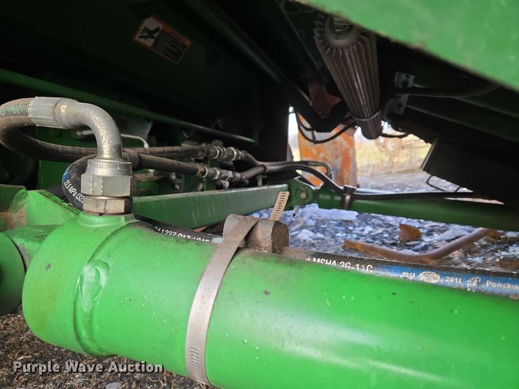 image for item ET5372 2014 John Deere S670 STS combine