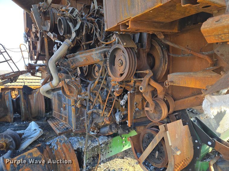 image for item ET5372 2014 John Deere S670 STS combine