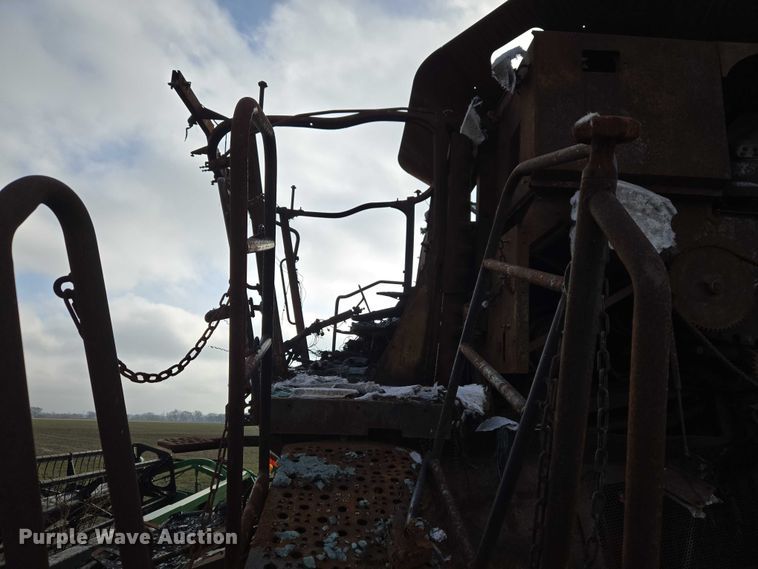 image for item ET5372 2014 John Deere S670 STS combine