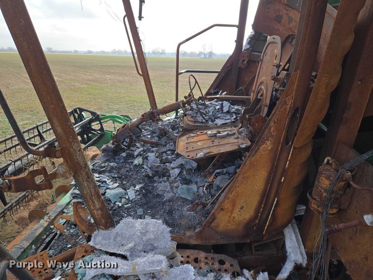 image for item ET5372 2014 John Deere S670 STS combine