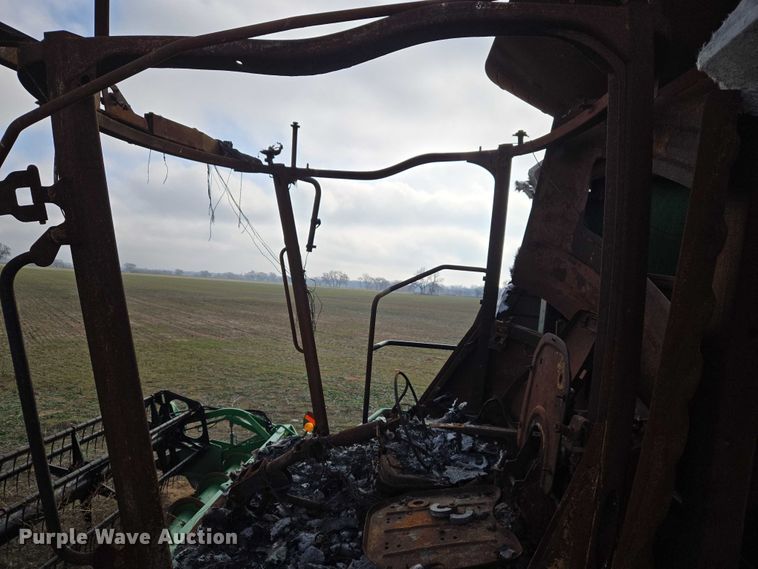 image for item ET5372 2014 John Deere S670 STS combine