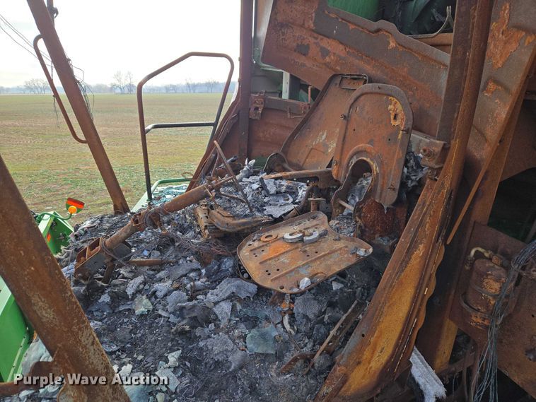 image for item ET5372 2014 John Deere S670 STS combine