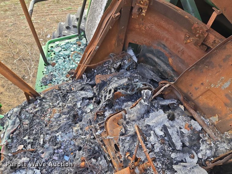 image for item ET5372 2014 John Deere S670 STS combine