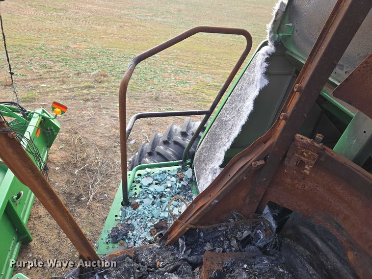 image for item ET5372 2014 John Deere S670 STS combine