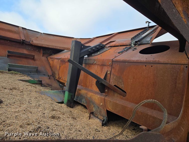 image for item ET5372 2014 John Deere S670 STS combine