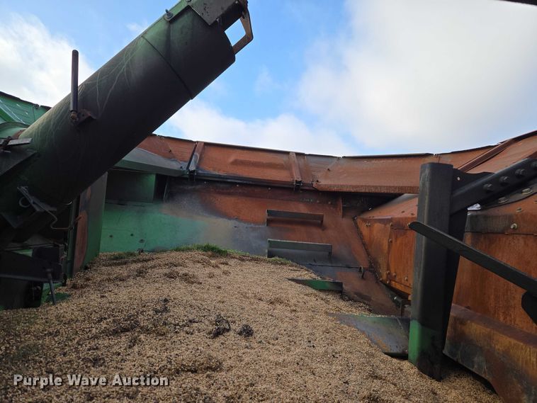 image for item ET5372 2014 John Deere S670 STS combine