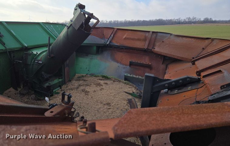 image for item ET5372 2014 John Deere S670 STS combine