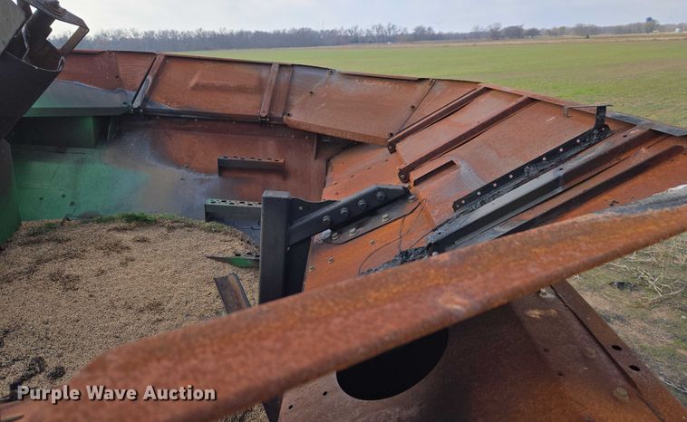 image for item ET5372 2014 John Deere S670 STS combine