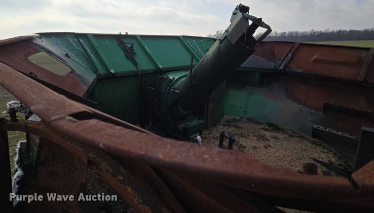 image for item ET5372 2014 John Deere S670 STS combine