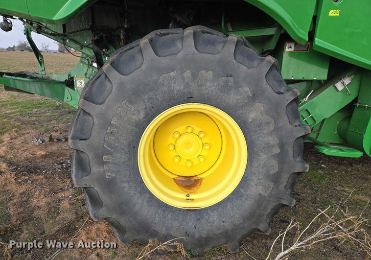 image for item ET5372 2014 John Deere S670 STS combine