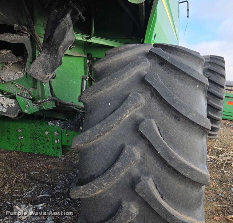 image for item ET5372 2014 John Deere S670 STS combine