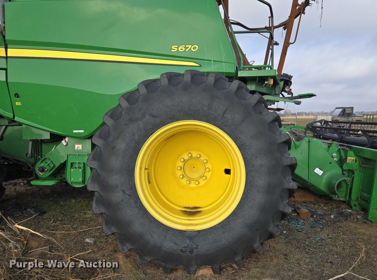 image for item ET5372 2014 John Deere S670 STS combine