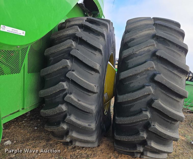 image for item ET5372 2014 John Deere S670 STS combine