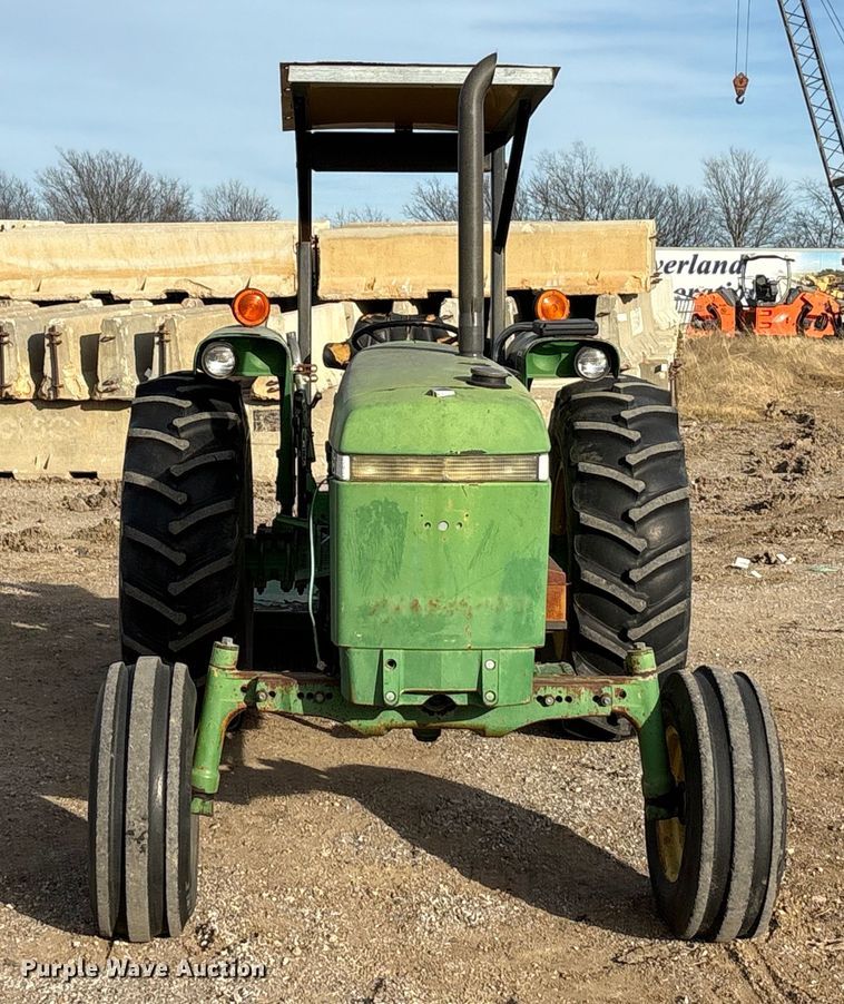 image for item ET5410 1990 John Deere 2355 tractor